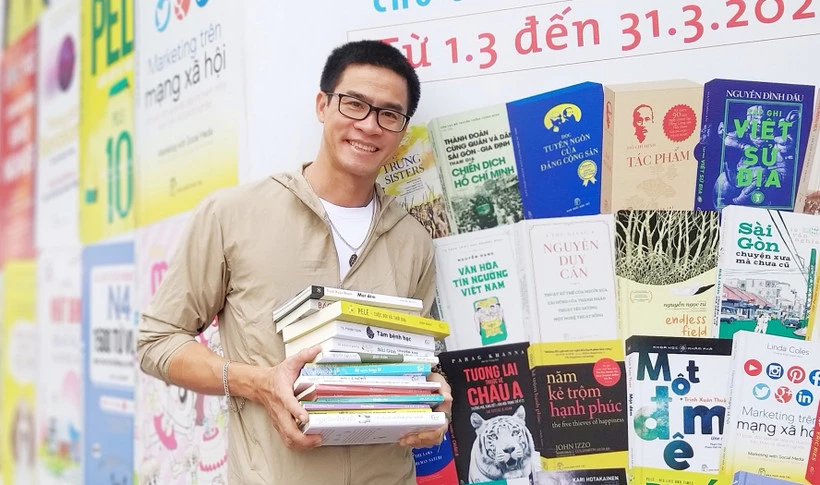 Chưa từng lỡ hẹn, tác giả Nguyễn Phong Việt lại tái ngộ với Chúng ta sống để trở về tiếp nối chuỗi tác phẩm mở đầu bằng Chúng ta sống... đều đặn phát hành mỗi dịp năm qua Tết đến. (Ảnh: NVCC)