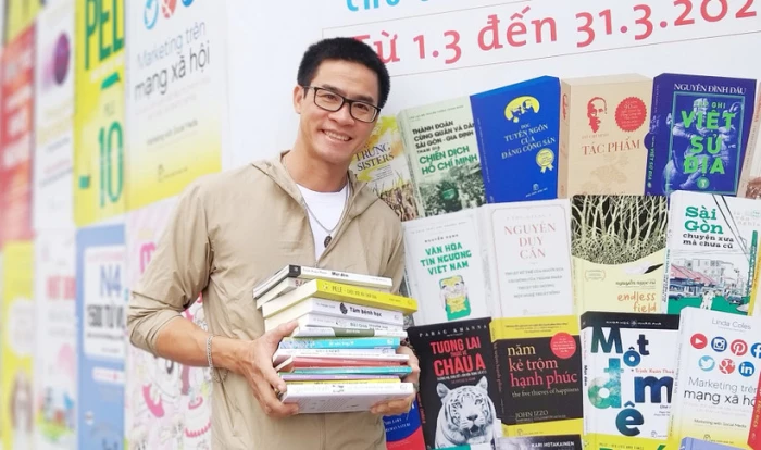 Ngày Tết, đọc cuốn sách nhỏ 'ấp iu những chốn về’ của tác giả Phong Việt