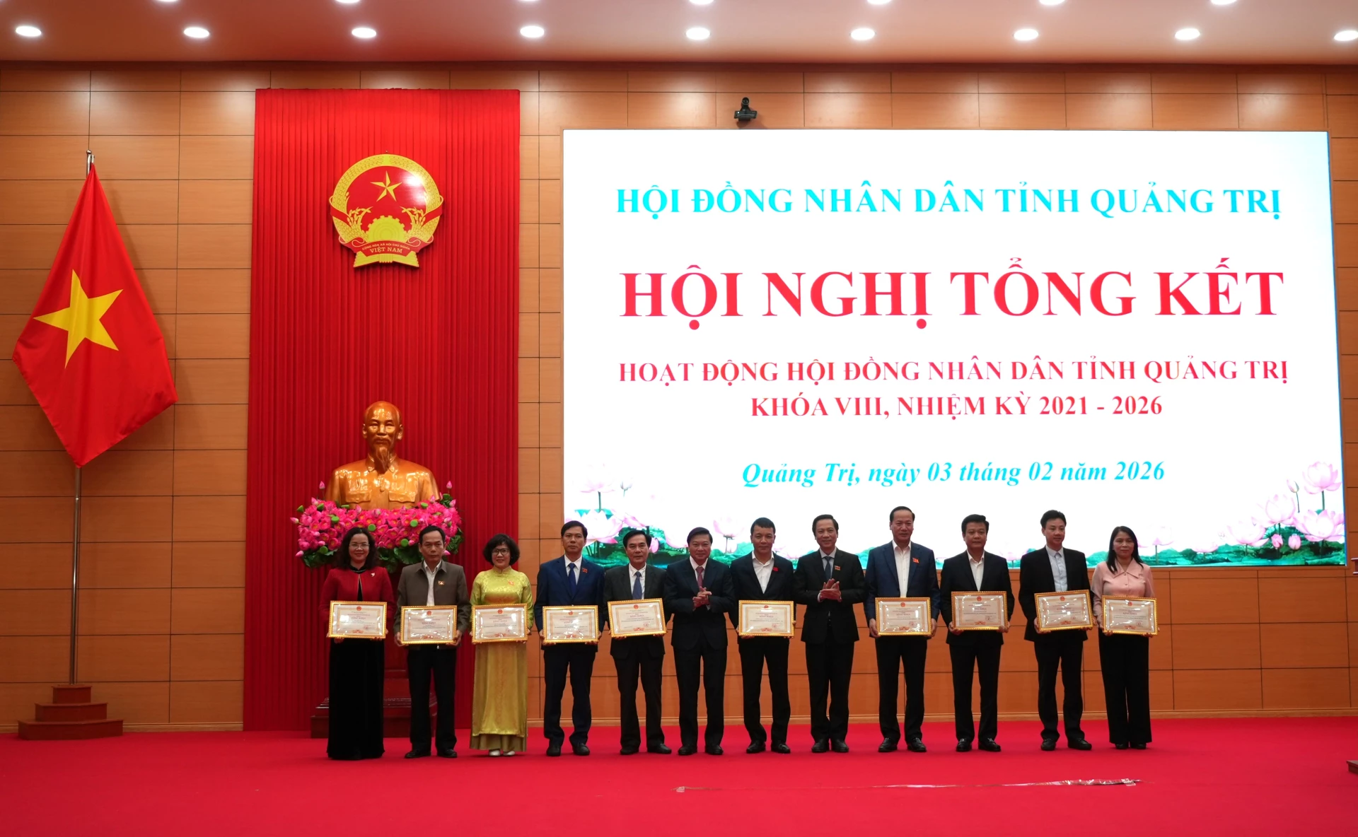 Đồng chí Lê Hồng Vinh, Chủ tịch UBND tỉnh và đồng chí Hoàng Nam, Phó Chủ tịch Thường trực UBND tỉnh trao bằng khen cho các tập thể - Ảnh: T.Đ