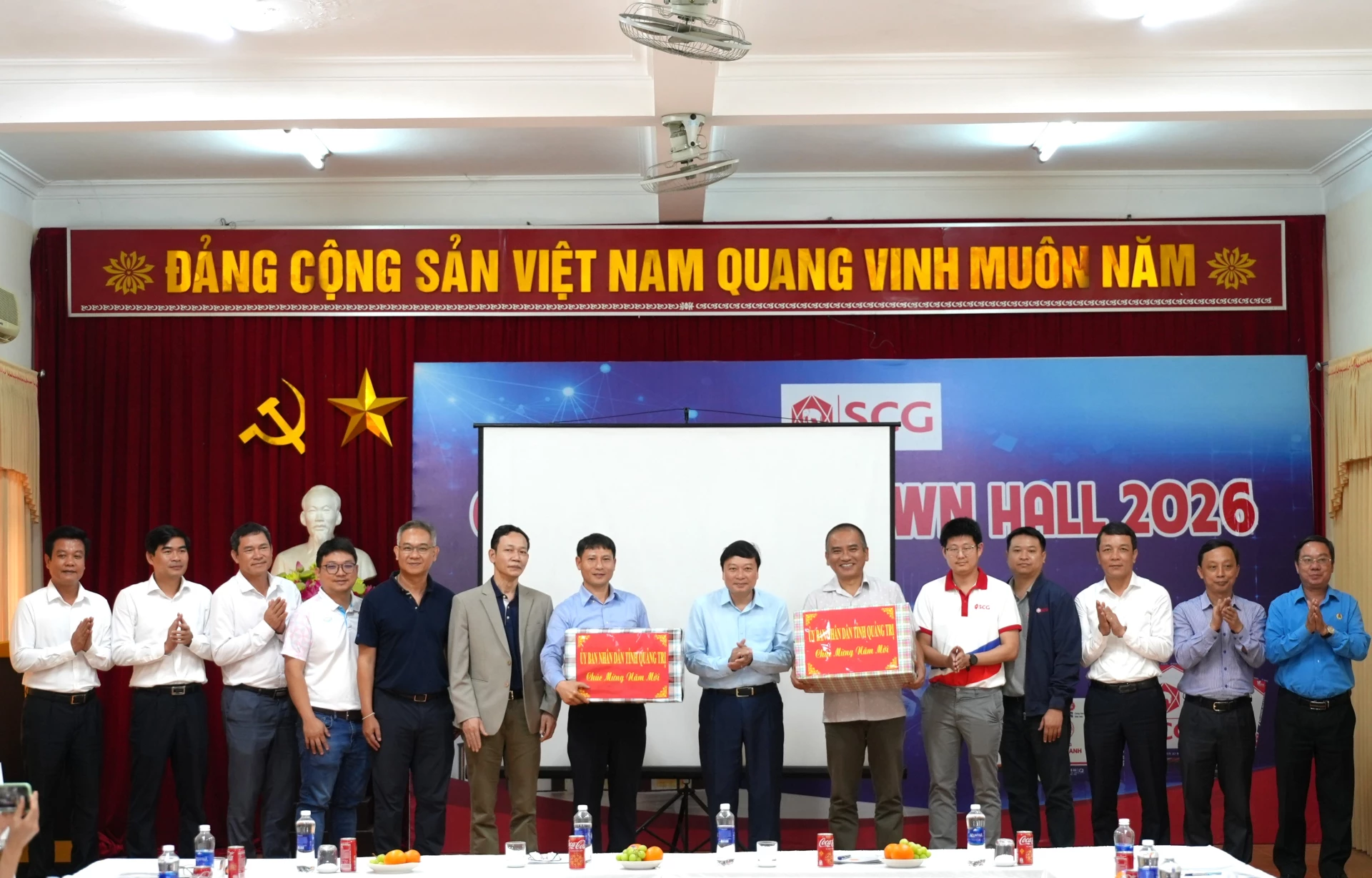 Đồng chí Lê Hồng Vinh, Chủ tịch UBND tỉnh tặng quà cho Ban lãnh đạo Công ty Cổ phần xi măng Sông Gianh và Công ty Cổ phần vật liệu xây dựng Việt Nam - Ảnh: T.Đ