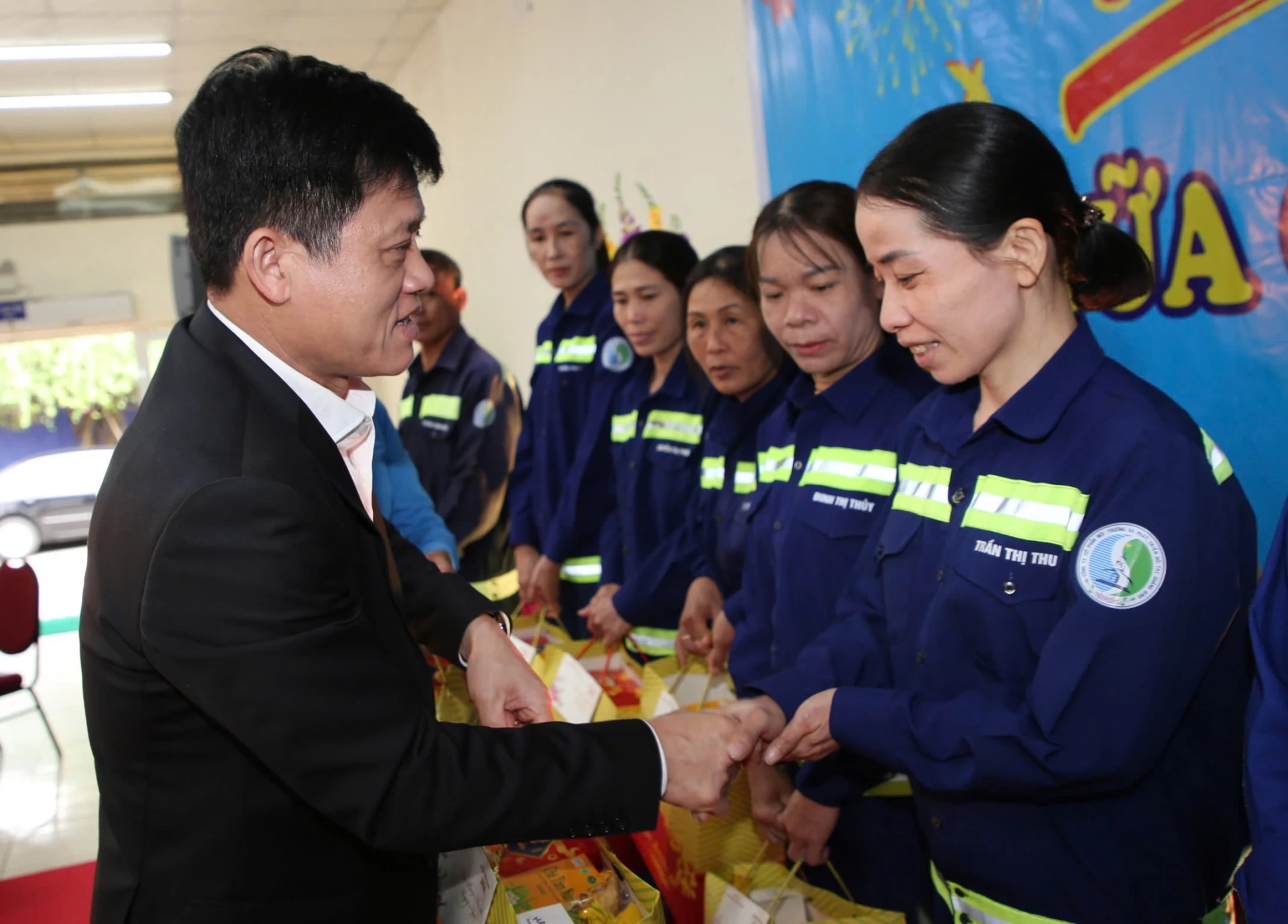 Đồng chí Lê Văn Bảo, Ủy viên Ban Thường vụ Tỉnh ủy, Phó Chủ tịch UBND tỉnh tặng quà cho công nhân, người lao động - Ảnh: NL