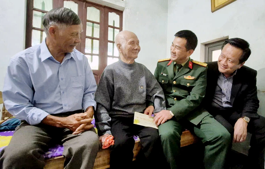 Tặng quà Anh hùng lực lượng vũ trang Nhân dân Nguyễn Thị Thanh - Ảnh: C.H.