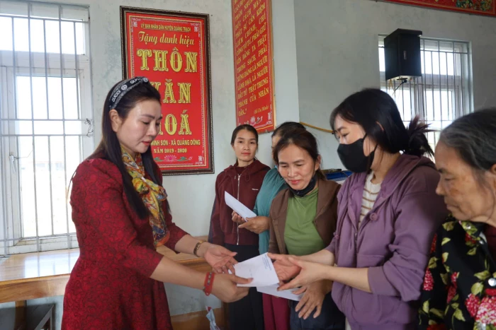 Trao quà Tết cho người khuyết tật, trẻ mồ côi và hộ nghèo tại xã Phú Trạch