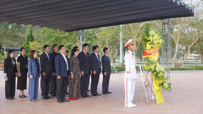 Các đồng chí lãnh đạo tỉnh tri ân anh hùng liệt sĩ và Tổng Bí thư Lê Duẩn