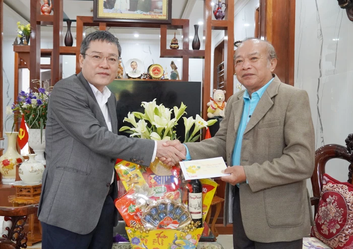 Đồng chí Phó Chủ tịch UBND tỉnh Phan Phong Phú thăm, chúc Tết các đồng chí nguyên Phó Chủ tịch UBND tỉnh