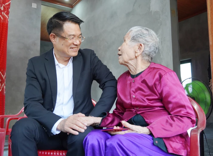 Viện trưởng Viện Kiểm sát nhân dân tối cao trao 1.000 suất quà Tết cho người có công và các hộ gia đình khó khăn