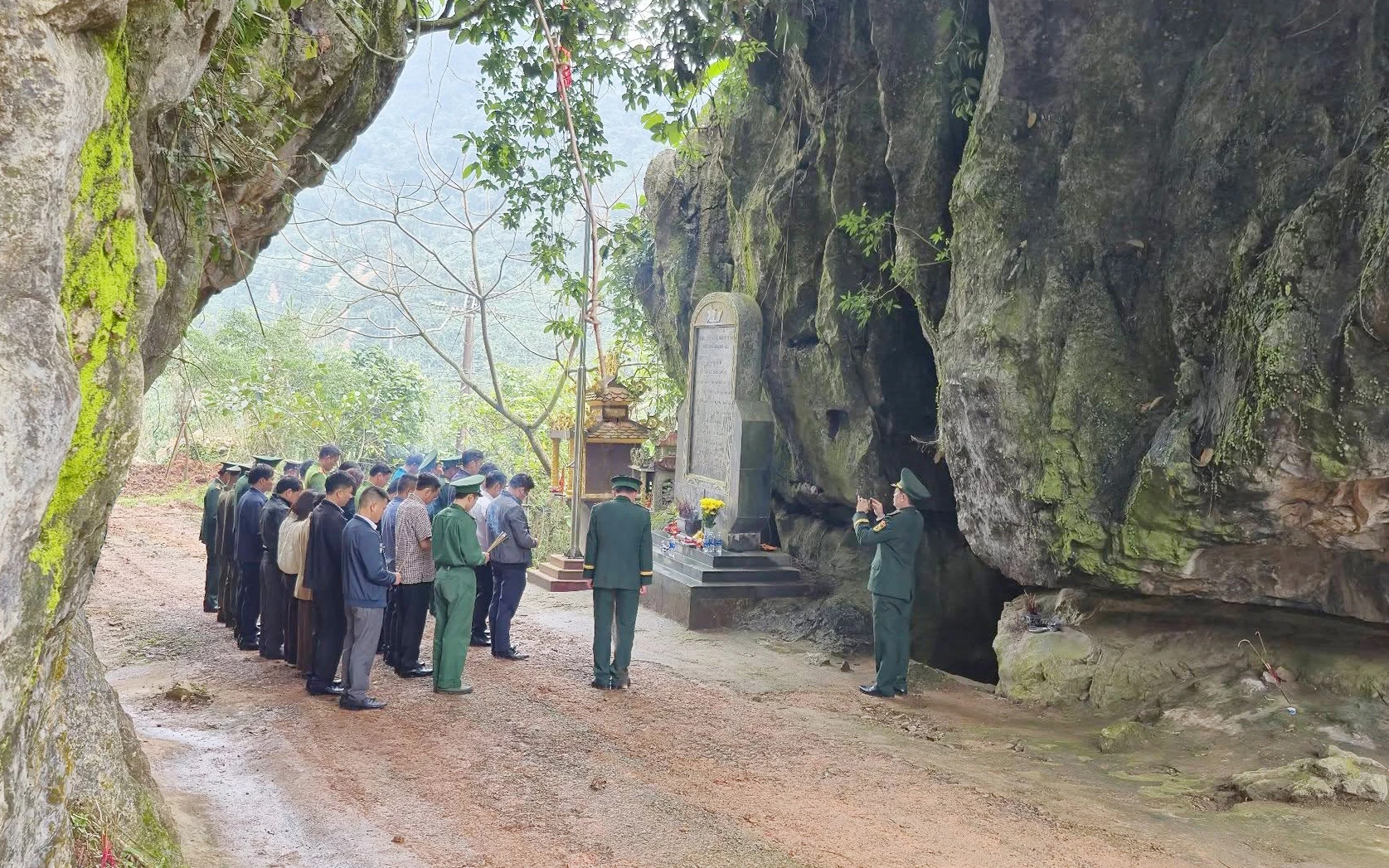 Di tích lịch sử quốc gia Cổng Trời thu hút đông đảo khách du lịch và Nhân dân đến tham quan - Ảnh: X.V