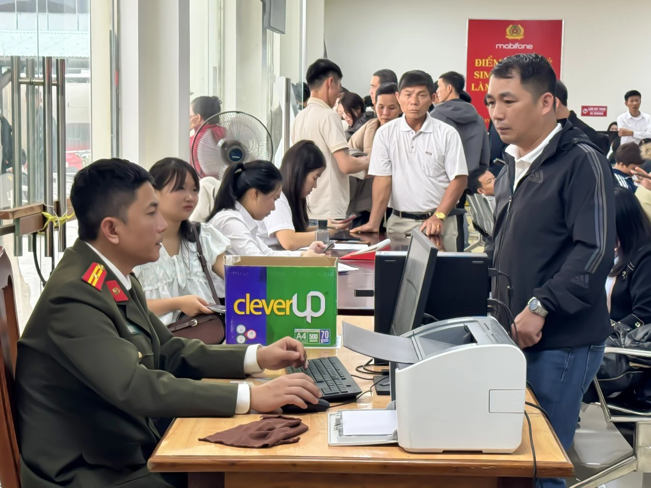 Người dân đến giao dịch tại Trung tâm Hành chính công (Công an tỉnh) - Ảnh: N.H