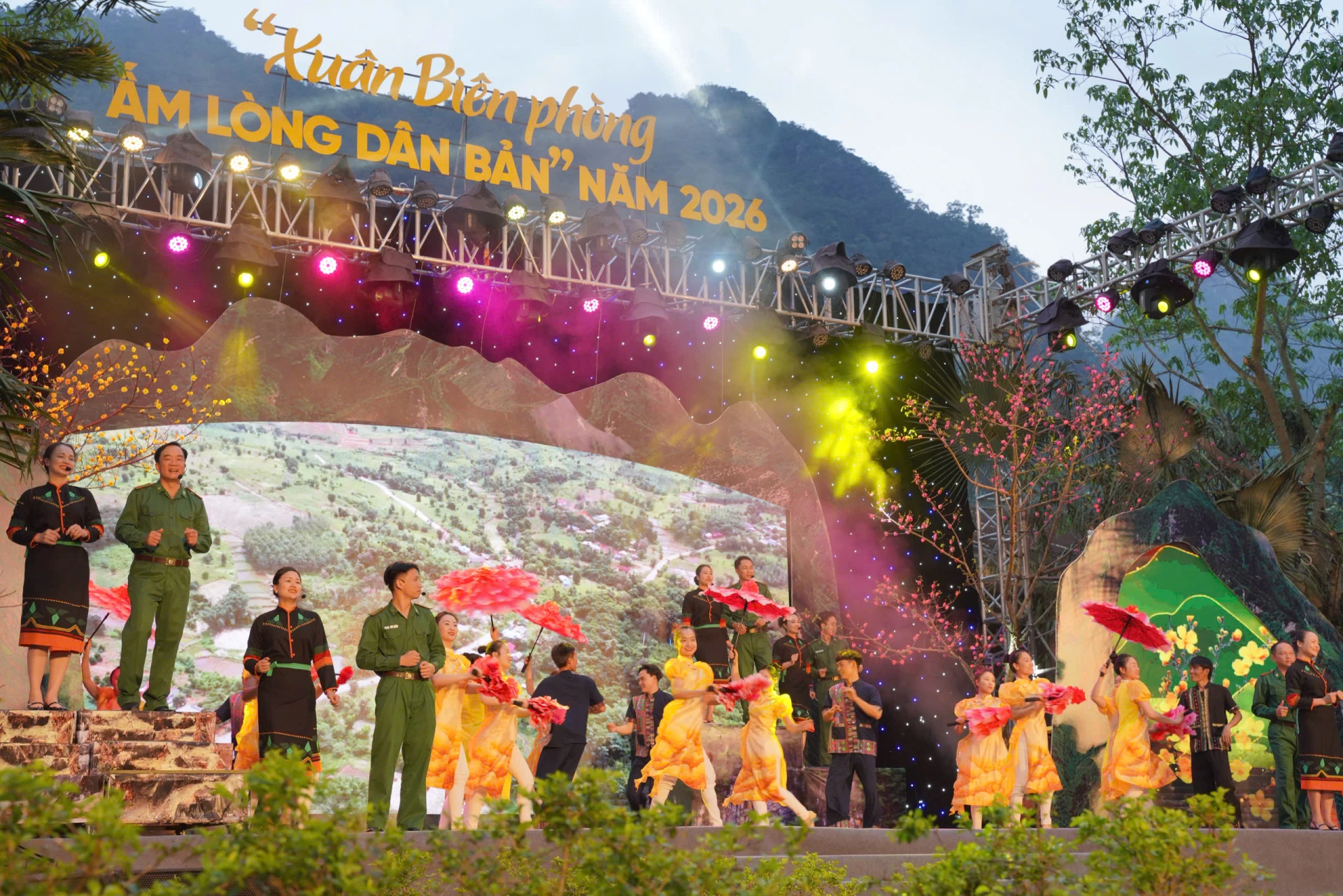 Tiết mục nghệ thuật tại chương trình. Ảnh: Nguyễn Lợi