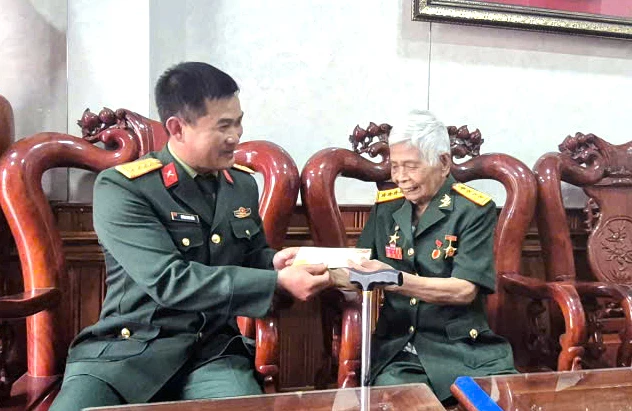 Tặng quà, chúc tết Anh hùng lực lượng vũ trang Nhân dân Nguyễn Thị Thanh- Ảnh: C.H