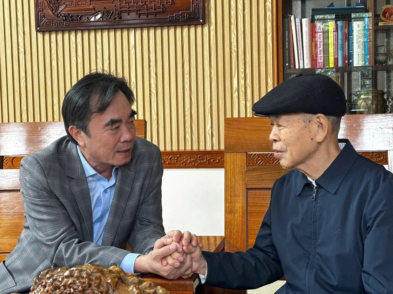 Đồng chí Trưởng ban Tổ chức Tỉnh ủy Nguyễn Lương Bình trò chuyện với đồng chí Nguyễn Hoa Nam ở xã Vĩnh Linh - Ảnh: T.T