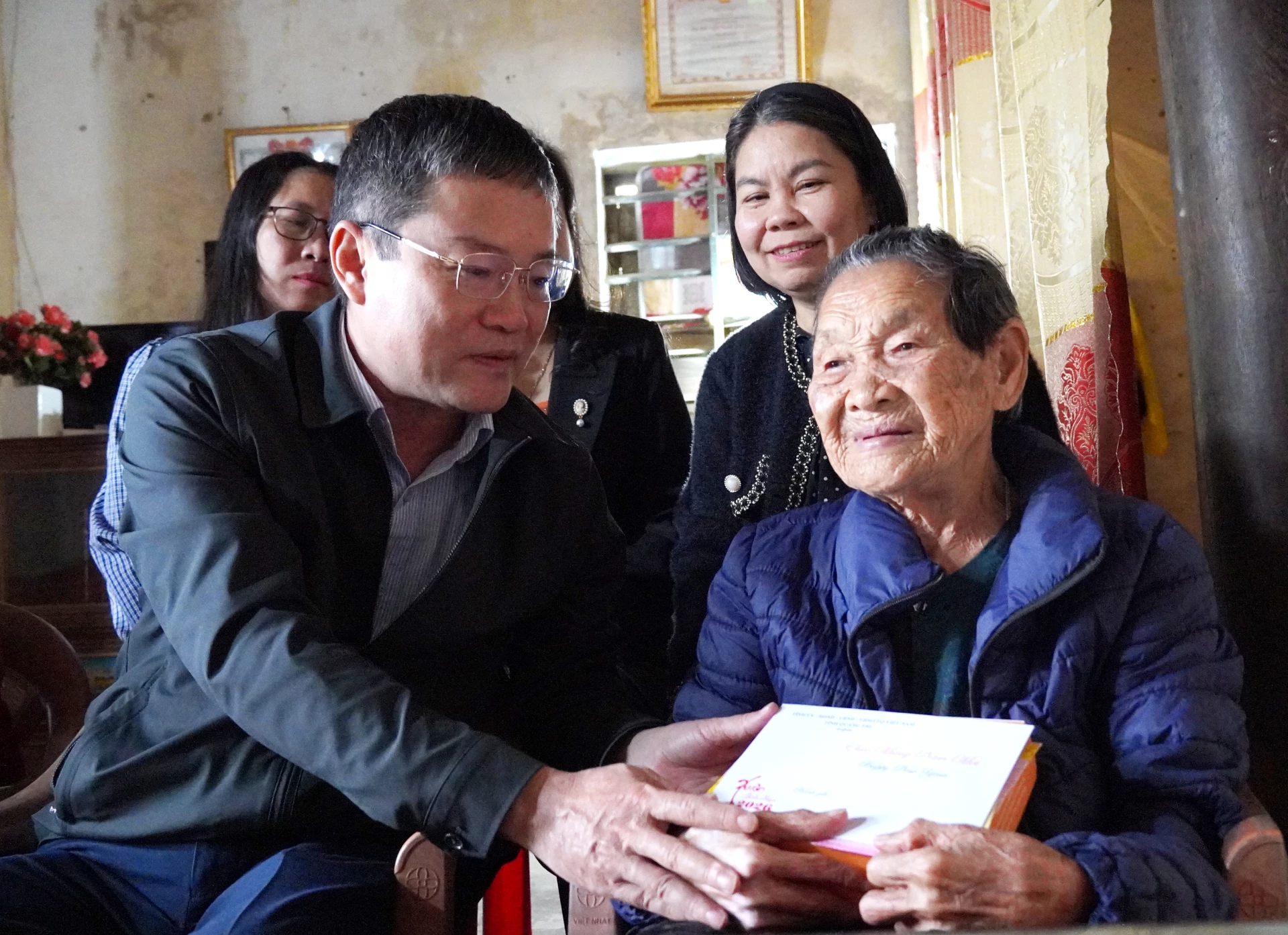 Đồng chí Phó Chủ tịch UBND tỉnh Phan Phong Phú tặng quà