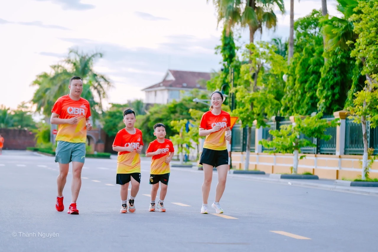 Chạy bộ vừa là hoạt động rèn luyện sức khỏe, đồng thời là sợi dây gắn kết các thành viên trong gia đình -Ảnh: M.H
