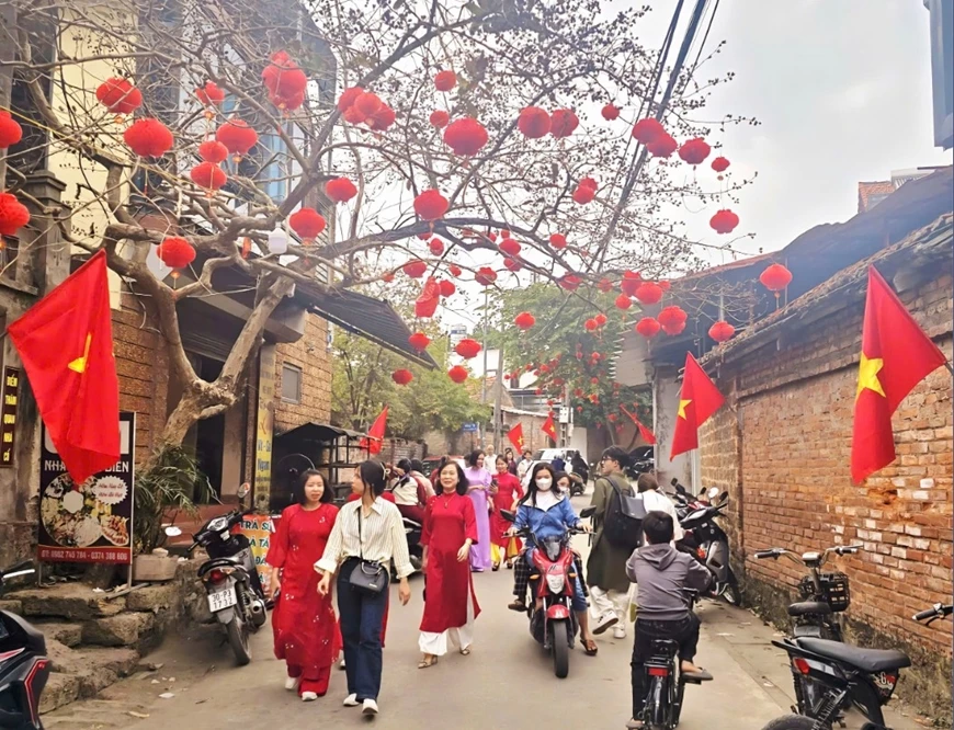 Không khí Tết ở làng cổ Đường Lâm, phường Sơn Tây, TP Hà Nội. Ảnh: LÂM SƠN