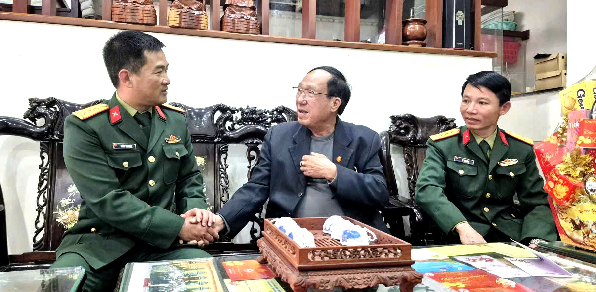 Đồng chí Chỉ huy trưởng Bộ Chỉ huy Quân sự tỉnh Đoàn Sinh Hòa thăm hỏi sức khỏe Anh hùng lực lượng vũ trang Nhân dân Trương Đức Hai. Ảnh C.H