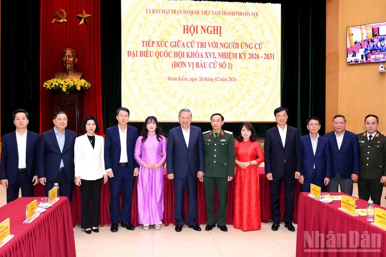 Tổng Bí thư Tô Lâm và các đại biểu dự hội nghị tiếp xúc giữa cử tri với người ứng cử đại biểu Quốc hội khóa XVI, nhiệm kỳ 2026-2031, đơn vị bầu cử số 1, thành phố Hà Nội. (Ảnh: ĐĂNG KHOA)