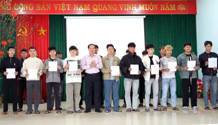 Xã Lệ Ninh: Trao quyết định gọi công dân nhập ngũ năm 2026