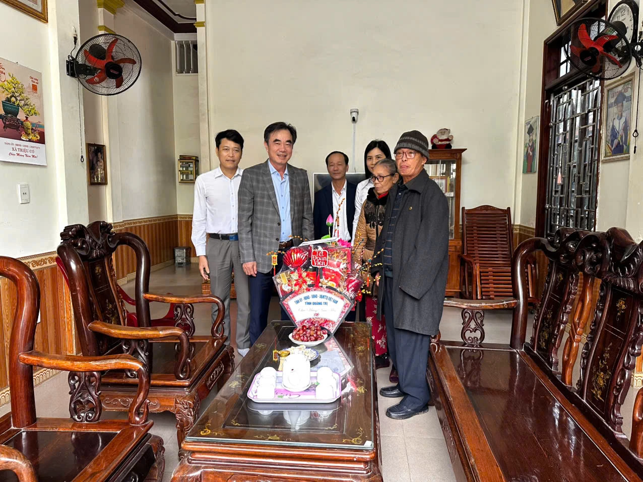 Đồng chí Trưởng ban Tổ chức Tỉnh ủy Nguyễn Lương Bình và các thành viên trong đoàn thăm hỏi, chúc Tết gia đình đồng chí Võ Xuân Trữ ở phường Quảng Trị - Ảnh: T.T