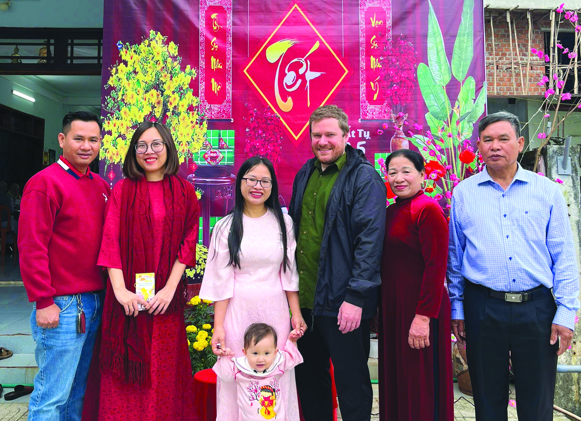 Anh Matthew Edward Berry (thứ 3 từ phải sang) hạnh phúc đón Tết cổ truyền với gia đình nhỏ ở phường Đông Hà - Ảnh: NVCC