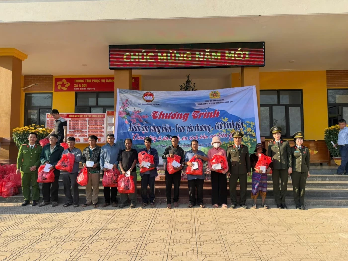 Nâng cao hiểu biết pháp luật và tặng quà an sinh xã hội cho người dân vùng khó