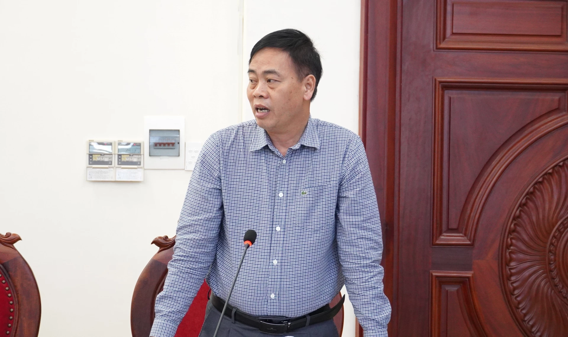 Đồng chí Nguyễn Đăng Quang, Phó Bí thư Tỉnh ủy, Chủ tịch HĐND tỉnh, Phó Trưởng ban Thường trực BCĐ, Chủ tịch Ủy ban bầu cử tỉnh phát biểu tại phiên họp - Ảnh: QV