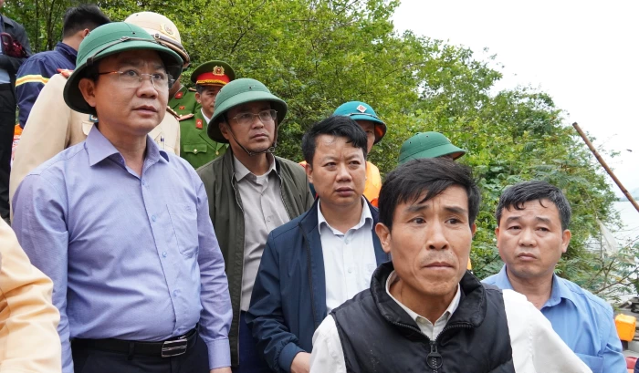 Nỗ lực tìm kiếm nạn nhân trong vụ lật thuyền trên sông Gianh