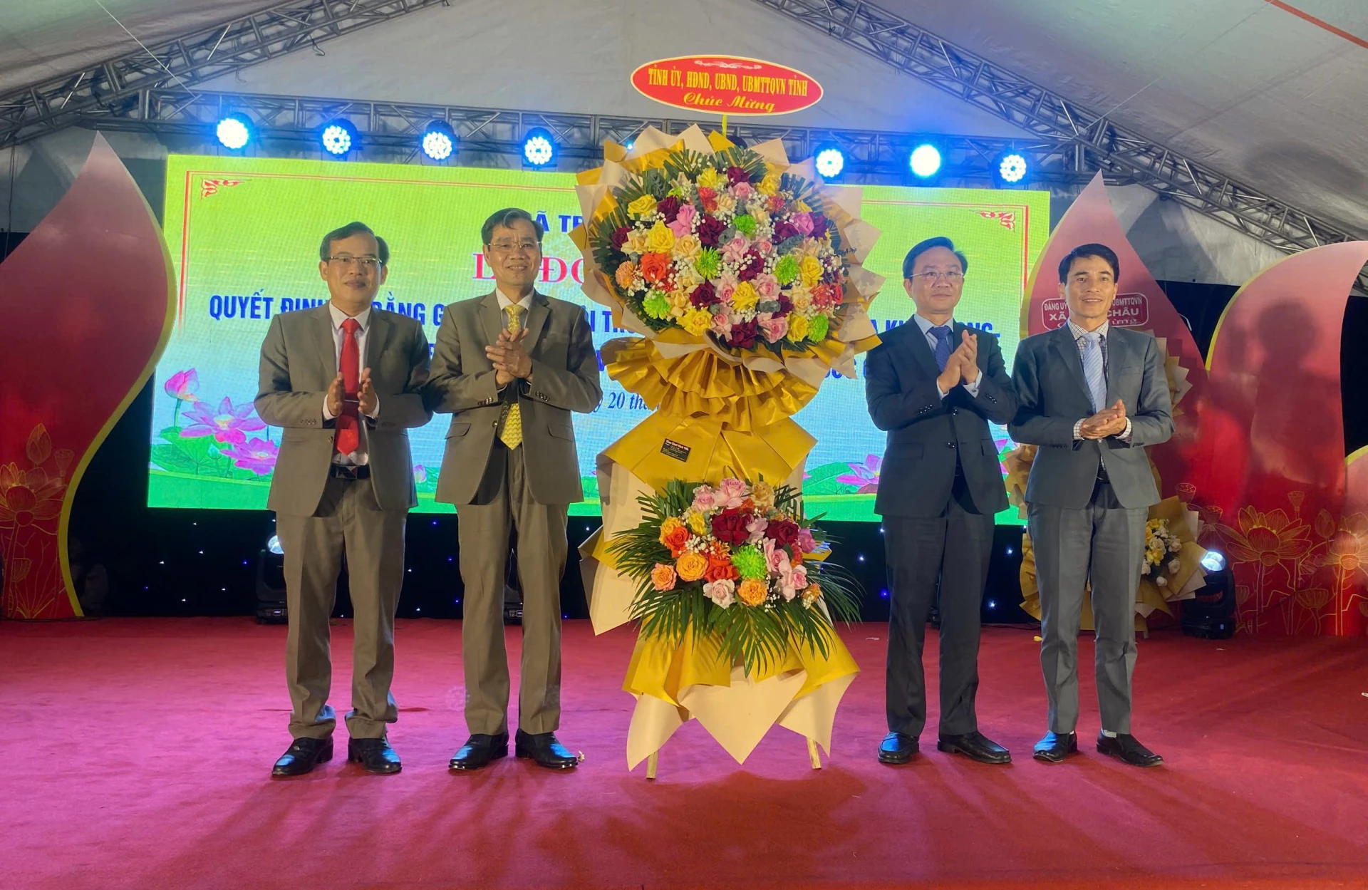 Đồng chí Hoàng Xuân Tân, Phó Chủ tịch UBND tỉnh tặng hoa chúc mừng - Ảnh: Đức Trọng