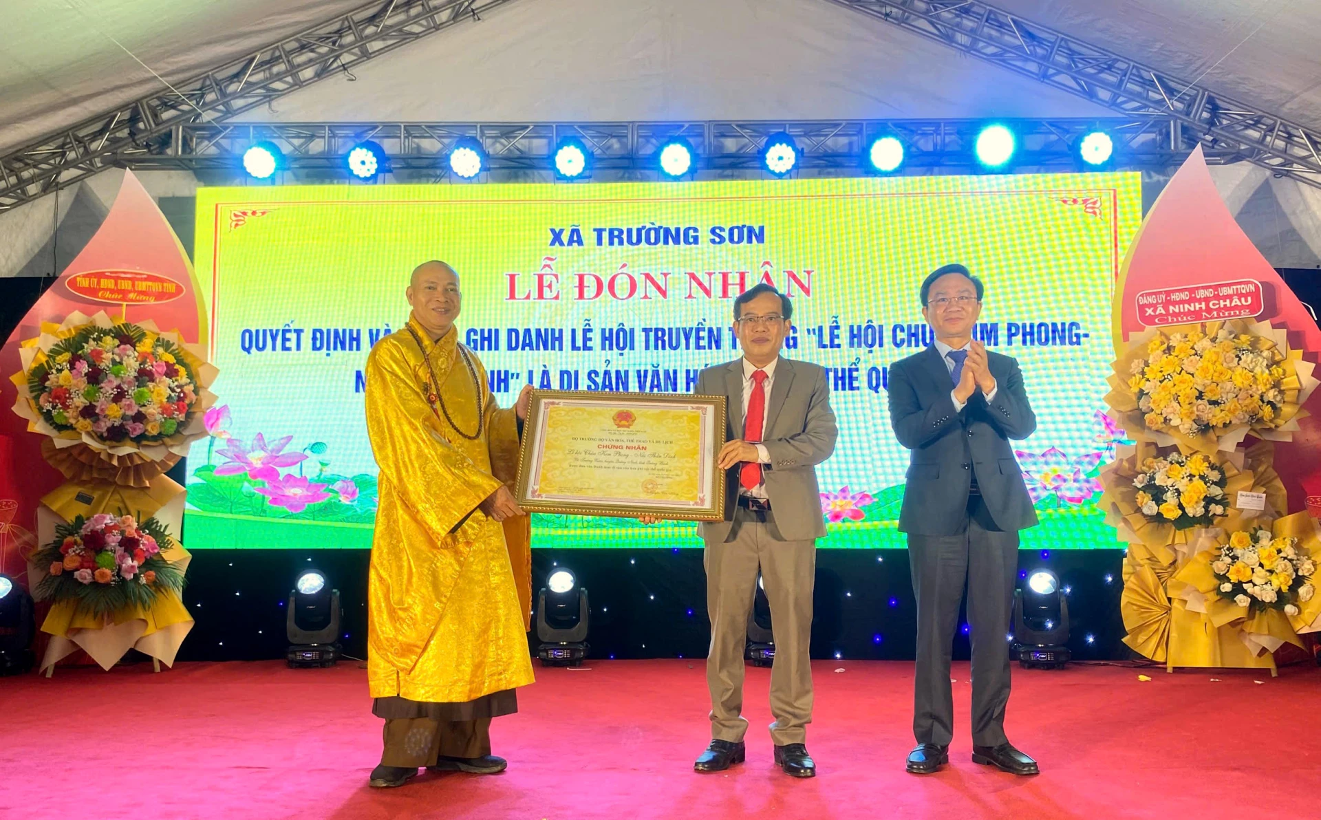 Thừa ủy quyền, đồng chí Phó Chủ tịch UBND tỉnh Hoàng Xuân Tân trao chứng nhận “Lễ hội Chùa Kim Phong-Núi Thần Đinh” là Di sản văn hóa phi vật thể quốc gia - Ảnh: Đức Trọng