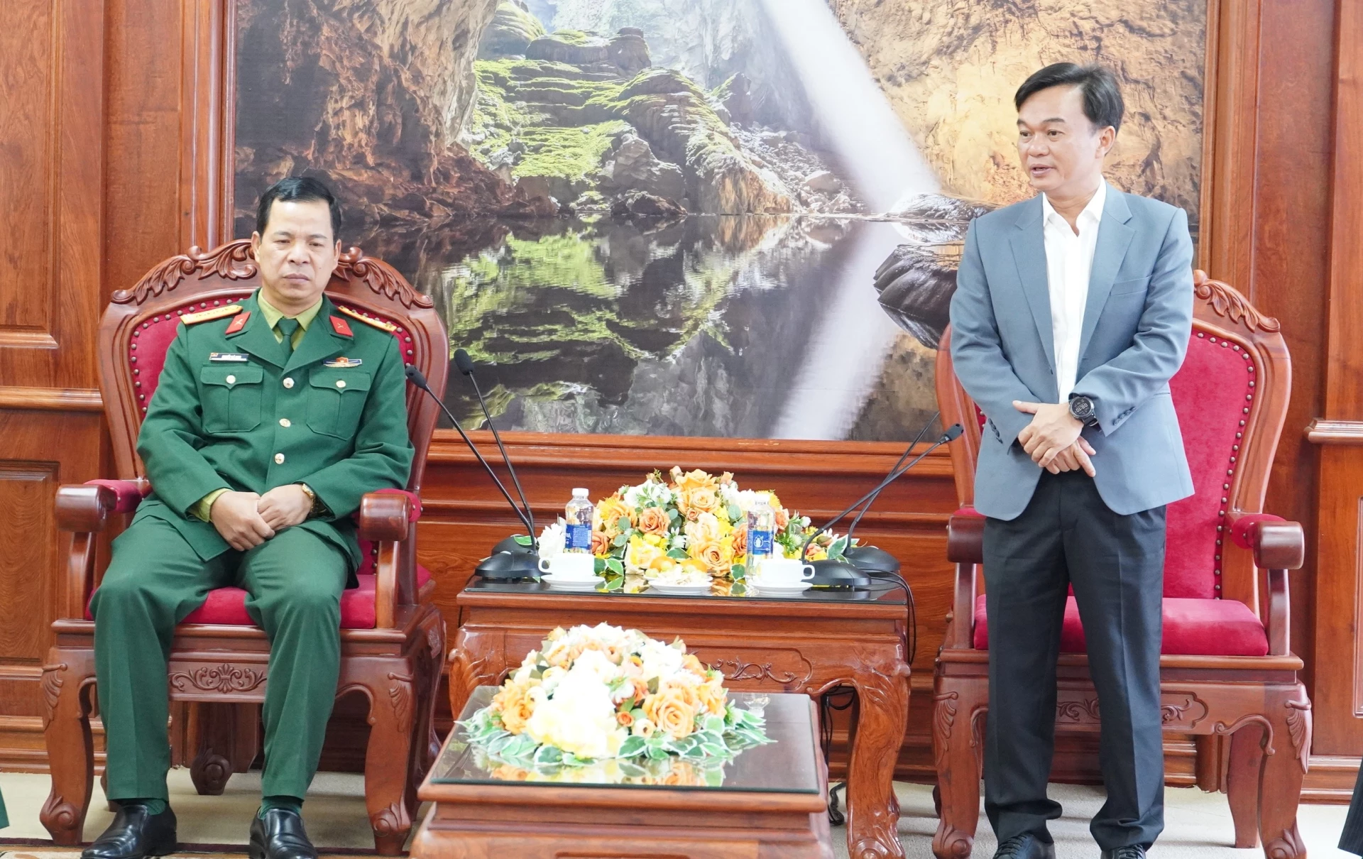 Đồng chí Nguyễn Chiến Thắng, Phó Bí thư Tỉnh ủy, Chủ tịch Ủy ban MTTQ Việt Nam cảm ơn tình cảm của Binh đoàn 15 - Ảnh: QV