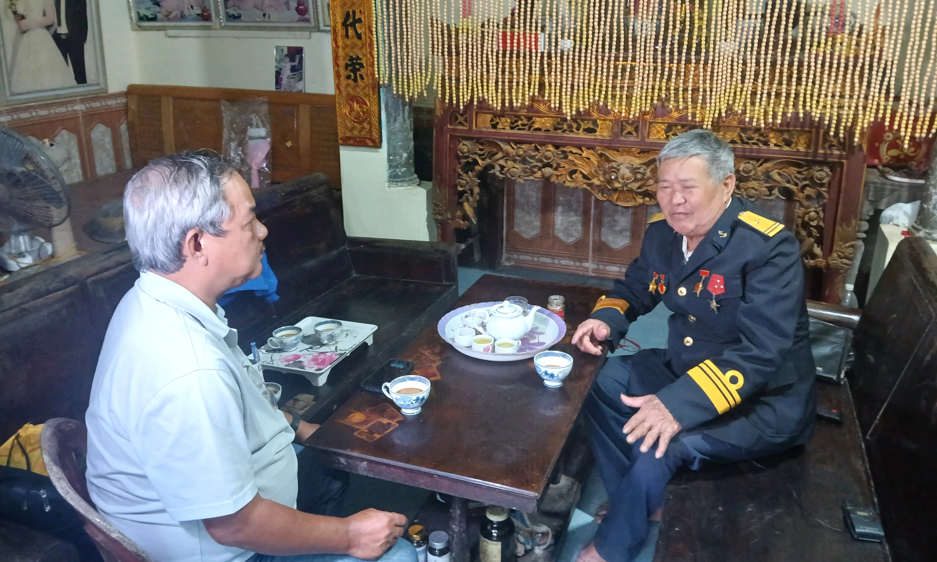  Tác giả trò chuyện với Anh hùng Lực lượng vũ trang nhân dân Trần Quang Khải - Ảnh: P.X.D