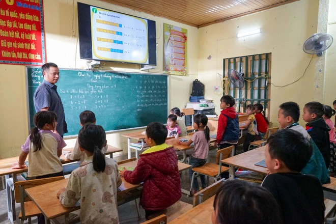 Thầy trò trường Phổ thông Dân tộc bán trú tiểu học Gia Phú (Lào Cai) tiếp cận nguồn học liệu thuận tiện hơn khi có Internet. (Ảnh: Viettel)