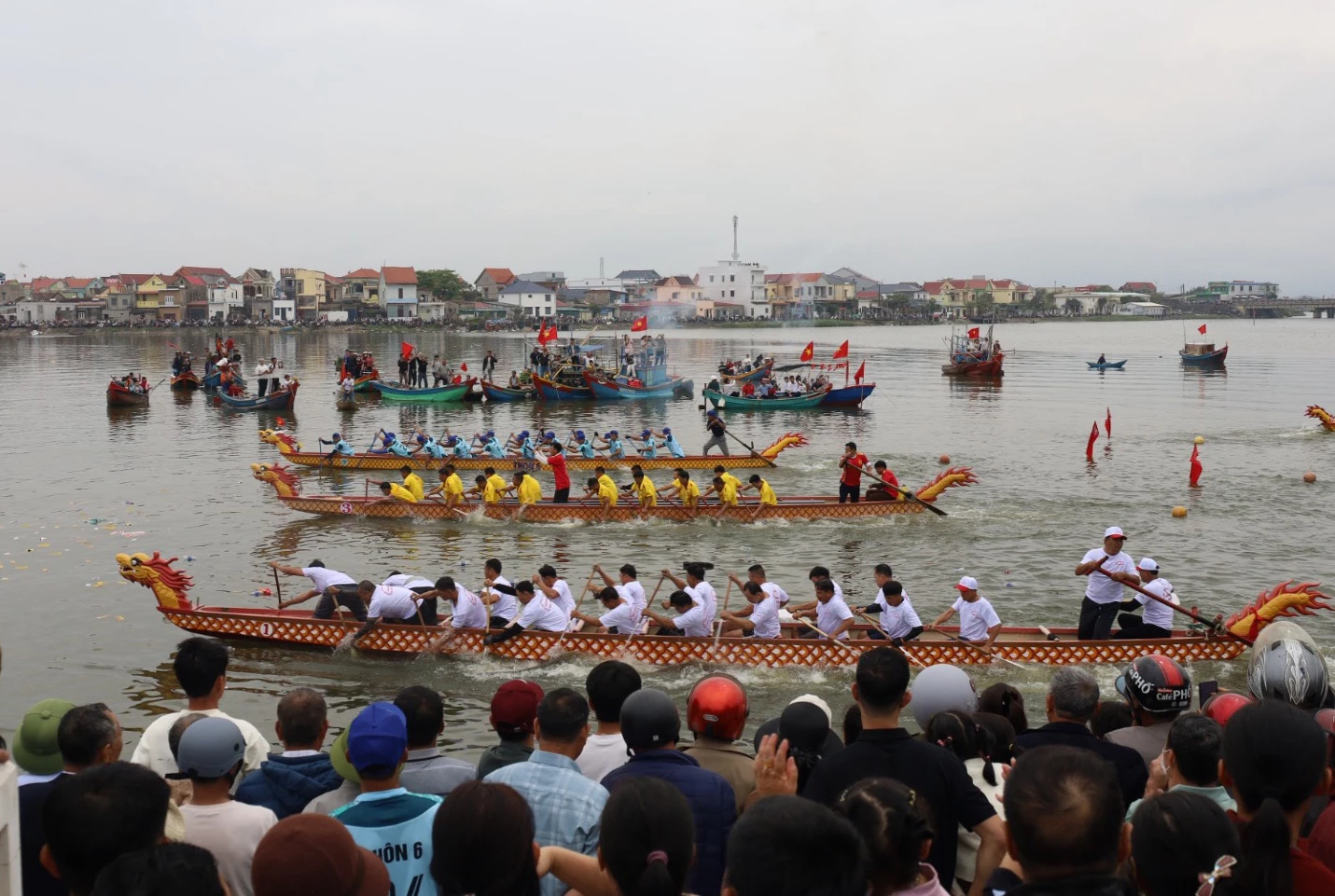 Các địa phương tổ chức nhiều hoạt động văn hoá, thể thao mừng xuân mới. Trong ảnh: Lễ hội đua thuyền truyền thống xã Đông Trạch lần thứ I. Ảnh: D.H