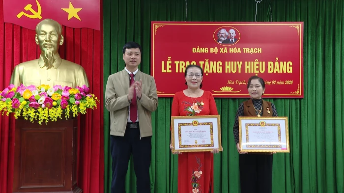 Đảng bộ xã Hòa Trạch trao tặng Huy hiệu Đảng cho các đảng viên