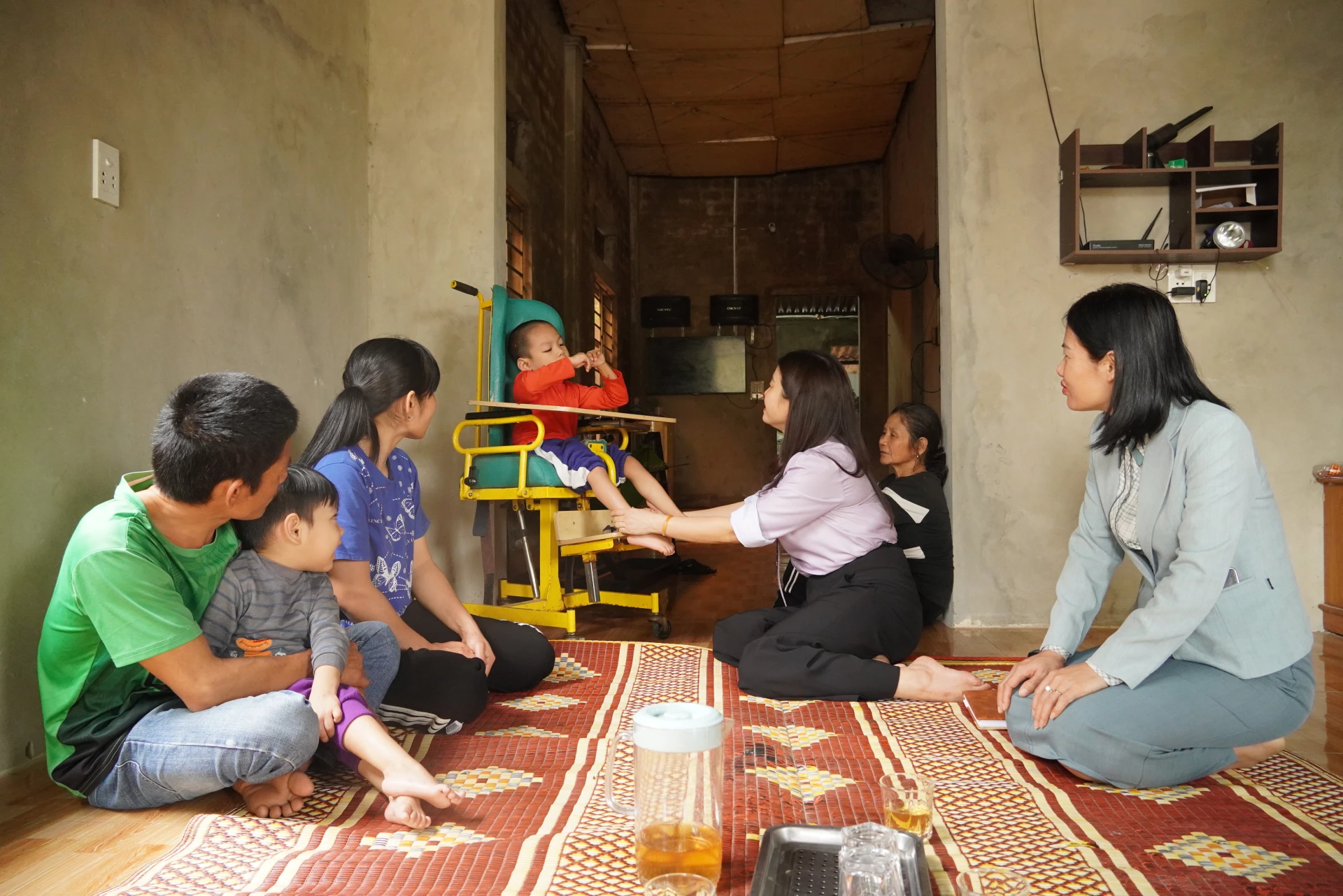 Sự quan tâm, hỗ trợ của Nhà nước và cộng đồng là nguồn động viên lớn đối với gia đình anh Đinh Văn Duyện - Ảnh: H.L