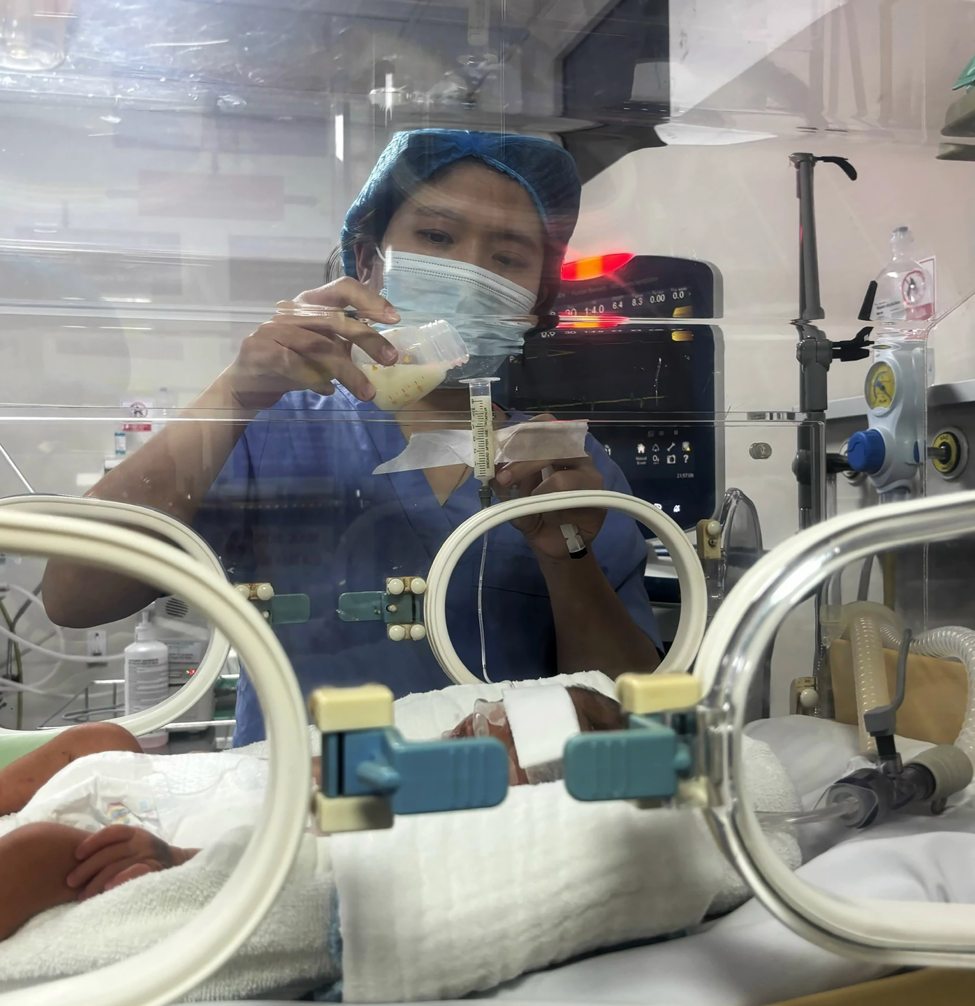 Nữ điều dưỡng Lê Thị Hương cần mẫn với công việc nhằm níu giữ sự sống cho những trẻ sinh non - Ảnh: H.L
