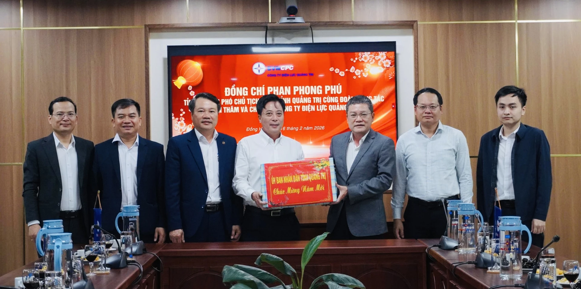 Đồng chí Phó Chủ tịch UBND tỉnh Phan Phong Phú tặng quà Công ty Điện lực Quảng Trị - Ảnh: Đ.A