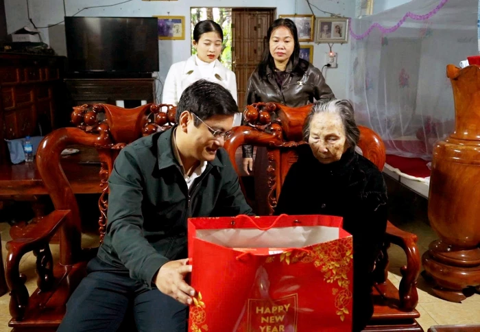 Trao 565 suất quà cho gia đình chính sách, người dân có hoàn cảnh khó khăn