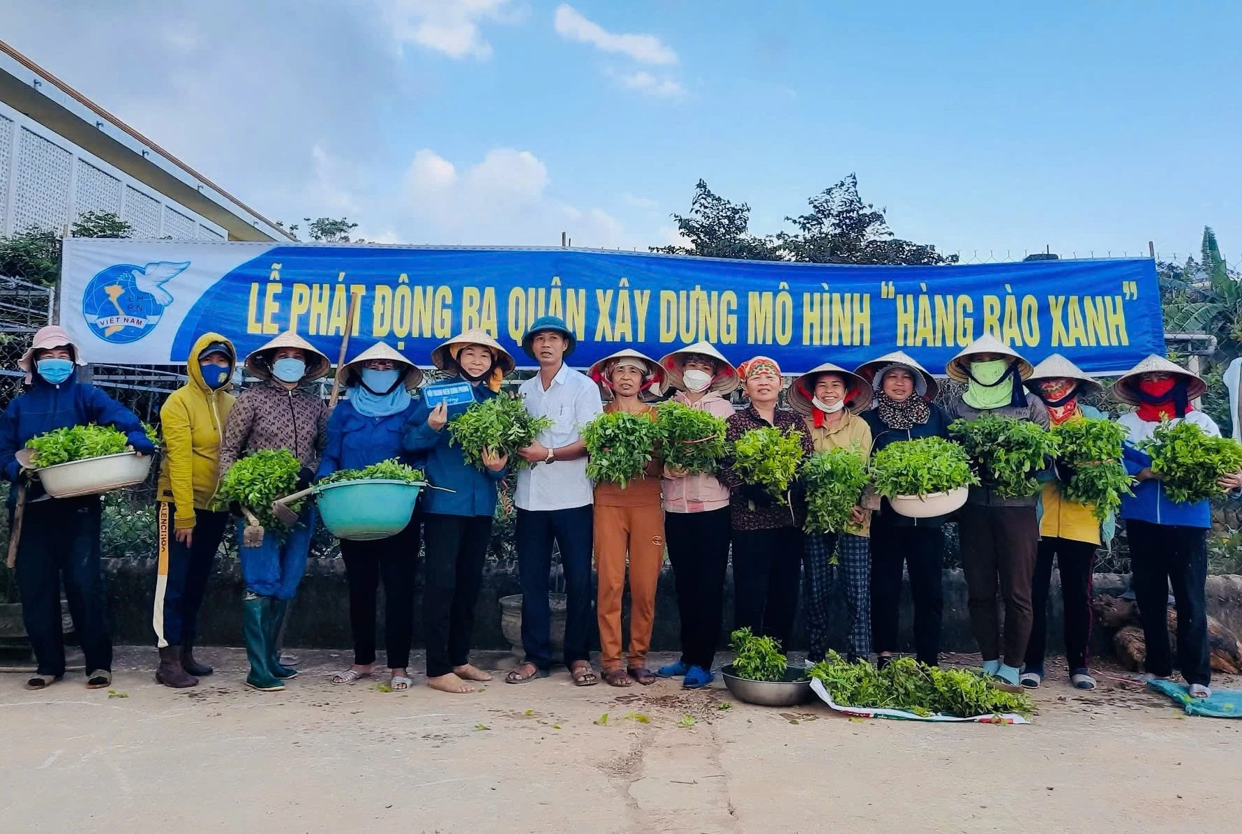 Hội Liên hiệp Phụ nữ xã Lệ Thủy tổ chức ra quân xây dựng mô hình “Hàng rào xanh” nông thôn mới tại thôn Hoàng Giang - Ảnh: H.C