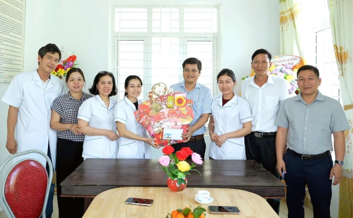 Xã Lệ Ninh: Thăm, tặng quà các đơn vị làm nhiệm vụ dịp Tết Nguyên đán Bính Ngọ 2026