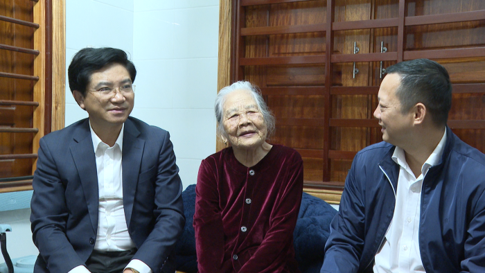 Đồng chí Trưởng Ban Tuyên giáo và Dân vận Tỉnh ủy thăm, chúc Tết gia đình chính sách và các đồng chí nguyên lãnh đạo tỉnh