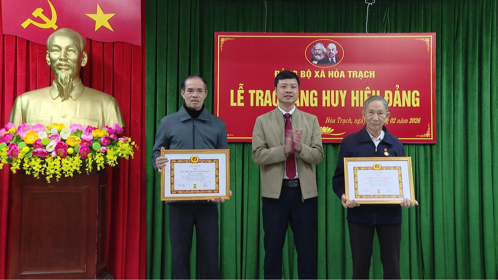 Lãnh đạo Đảng ủy xã Hòa Trạch trao Huy hiệu Đảng cho các đảng viên-Ảnh: V.P