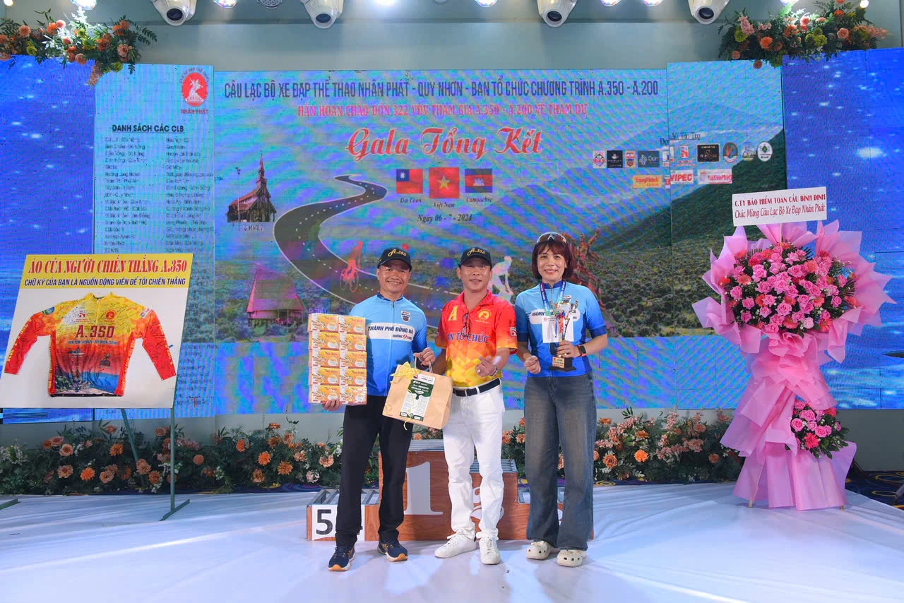 Chị Nguyễn Thị Thúy Lành cùng chồng giành giải nhất cặp đôi vợ chồng giải đua xe đạp phong trào A350 Kon Tum-Ayunpa-Quy Nhơn  -Ảnh:N.B