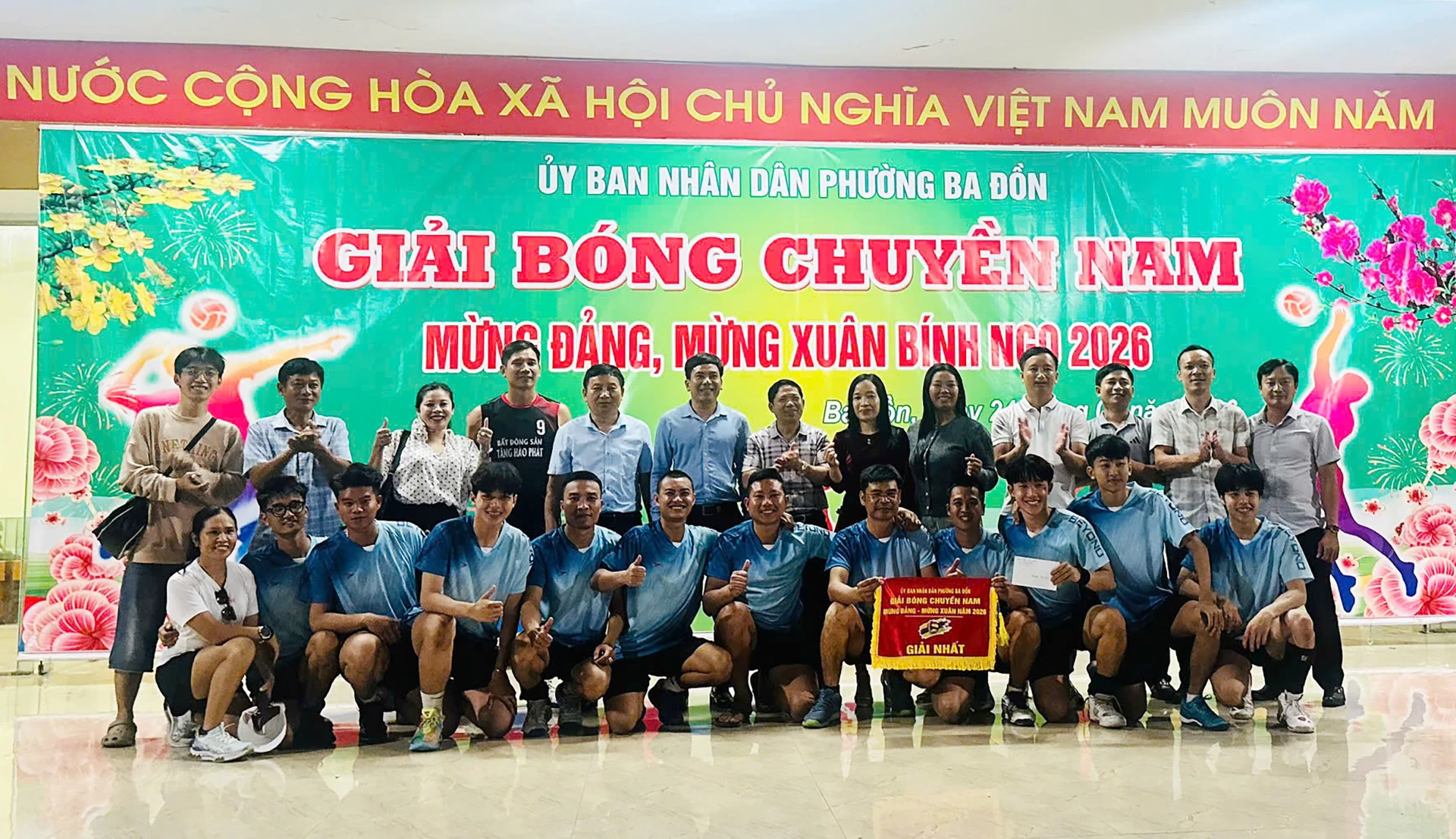 Ban Tổ chức trao giải nhất cho đội bóng đến từ Quảng Long (cũ) – Ảnh: TS