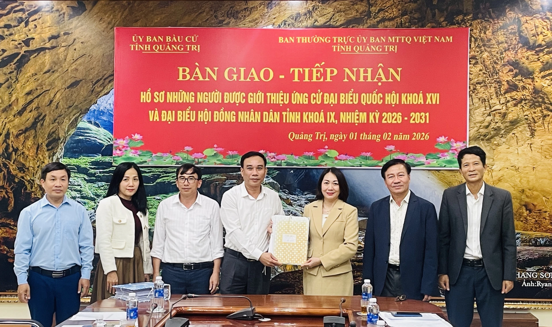 UBBC tỉnh bàn giao hồ sơ cho Ban Thường trực Ủy ban MTTQ Việt Nam tỉnh - Ảnh: Đ.A