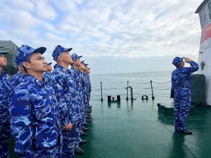 Thiêng liêng lễ chào cờ đầu năm mới trên biển, trên đất liền của các lực lượng vũ trang