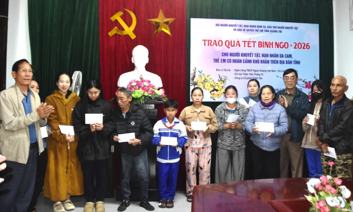 Trao tặng quà Tết cho người khuyết tật, nạn nhân chất độc da cam