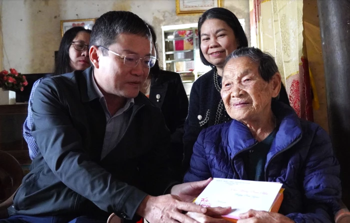 Đồng chí Phó Chủ tịch UBND tỉnh Phan Phong Phú thăm, chúc Tết gia đình người có công 