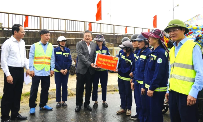 Đồng chí Phó Chủ tịch UBND tỉnh Phan Phong Phú thăm, chúc Tết các đơn vị