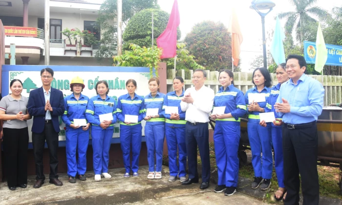 Đồng chí Phó Chủ tịch UBND tỉnh Lê Đức Tiến thăm, tặng quà các đơn vị trực Tết