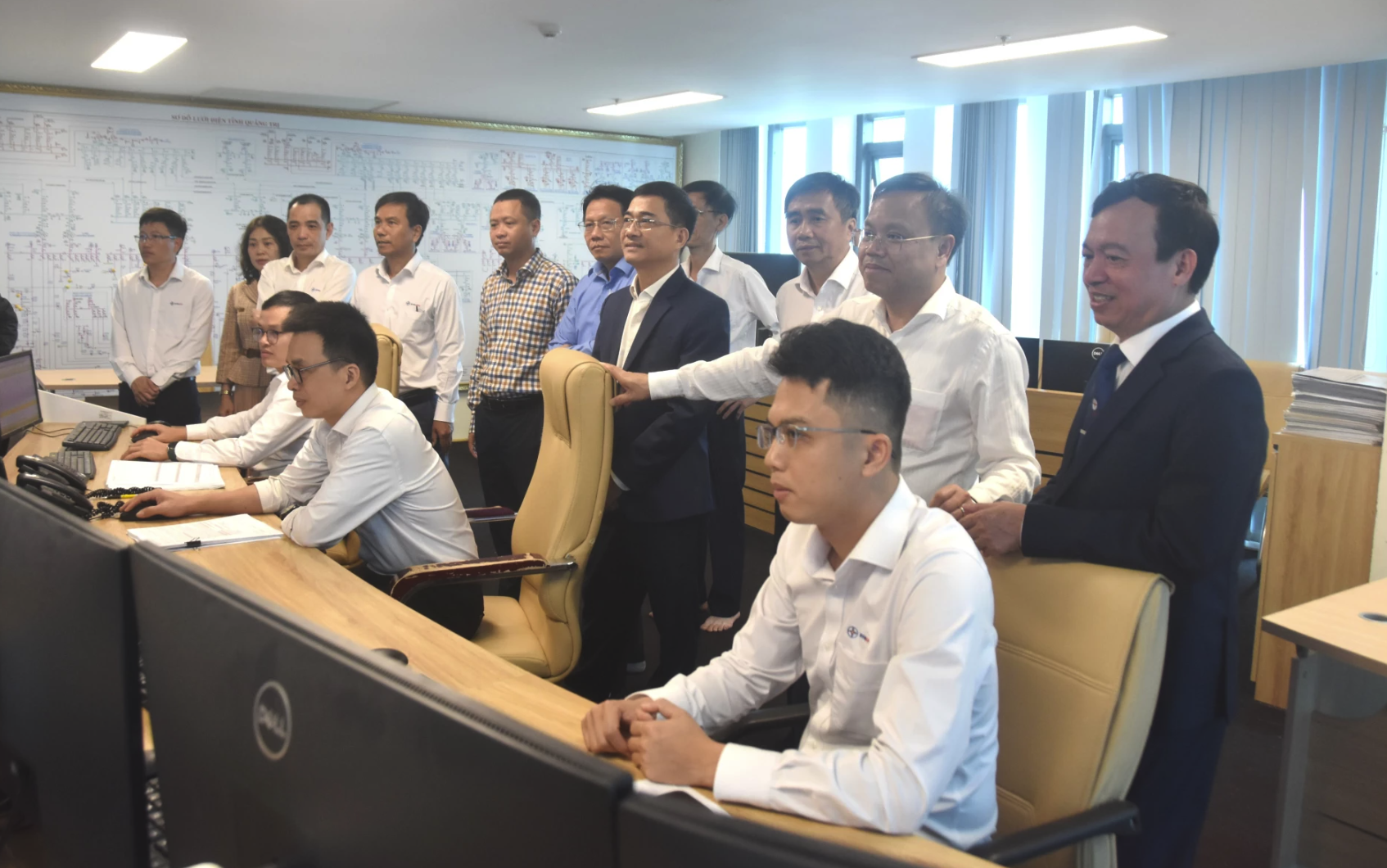 Đồng chí Phó Chủ tịch UBND tỉnh Lê Đức Tiến thăm Trung tâm điều khiển hệ thống điện thuộc Công ty Điện lực Quảng Trị - Ảnh: ĐV